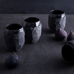 Plusieurs tasses Kuri noires groupées sur une table sombre, ambiance minimaliste et graphique - Muubs - Woodely