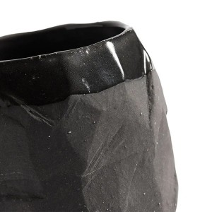 Détail de la surface facettée et brillante de la tasse Kuri en céramique noire - Muubs - Woodely