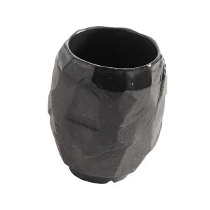 Tasse Kuri en céramique noire vue de trois quarts, détail de l'ouverture et du relief sculpté - Muubs - Woodely