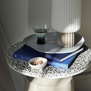 Une mise en scène apaisante : la table Agari accompagnée d'un livre et d'une tasse de thé, créant un coin de détente chaleureux