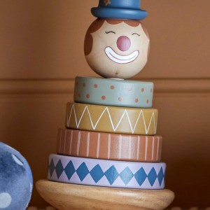 Gros plan sur le jouet à empiler Sigfred marron avec anneaux colorés et visage souriant - Bloomingville Mini - Woodely