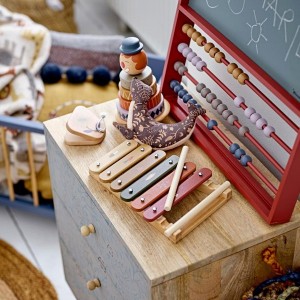 Jouet à empiler Sigfred présenté avec une collection de jouets en bois dans un coffret - Bloomingville Mini - Woodely