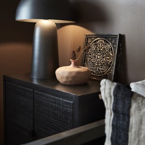 Vase SAEED Corail sur Étagère Moderne