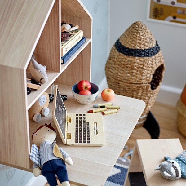 Explorations Imaginaires : Les Enfants s'Amusent avec le Panier Cosmina en Forme de Fusée.