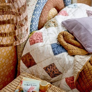 Charme Artistique : Le Plaid Melua en Coton Naturel dans la Chambre Enfant