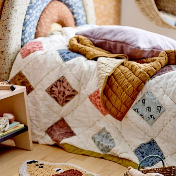 Plaid Melua de Bloomingville MINI : Un Patchwork de Couleurs et de Douceur