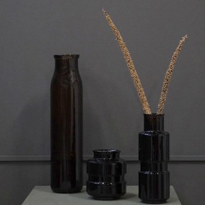 Mise en scène du vase de sol en verre recyclé - Beauté et durabilité en un seul objet
