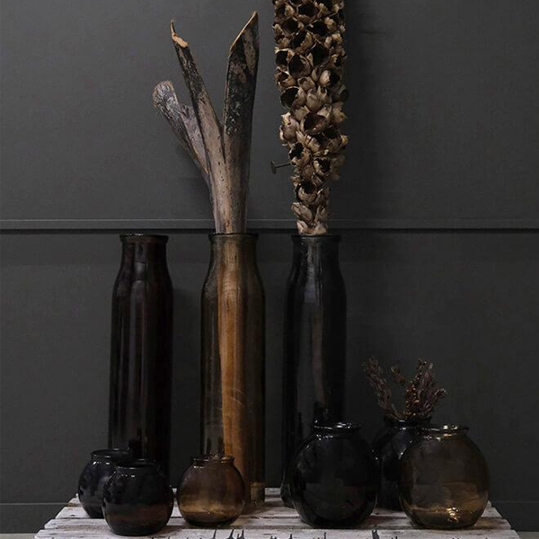 Mise en scène du vase de sol en verre recyclé - Beauté et durabilité en un seul objet