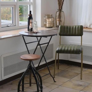 Assise en cuir verdâtre de buffle et base couleur laiton, un mélange de raffinement et d'originalité