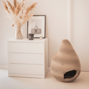 Ambiance apaisante : Lampe à poser ISODONTIA, ajoutant une douce lumière au salon