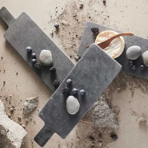 Gros plan sur la planche à tapas en pierre de rivière avec olives et condiments, surface texturée - Muubs - Woodely