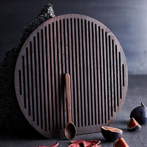 Planche à fromage Yami ronde en frêne marron avec cuillère en bois, ambiance sombre et naturelle - Muubs - Woodely