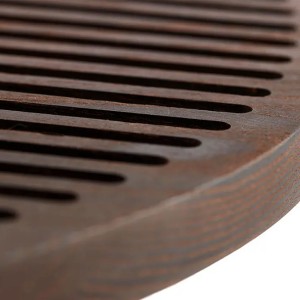 Détail des rainures parallèles et de la surface en frêne marron de la planche Yami ronde - Muubs - Woodely