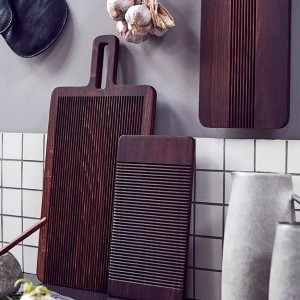 Planches à beurre Yami en frêne marron vues de dessus avec couverts en bois, disposition graphique - Muubs - Woodely