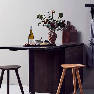 Planche à beurre Yami en frêne marron posée dans un intérieur épuré avec table, tabouret et plantes - Muubs - Woodely