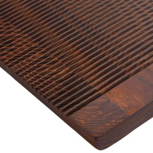 Détail des rainures parallèles et de la surface en frêne marron de la planche Yami - Muubs - Woodely