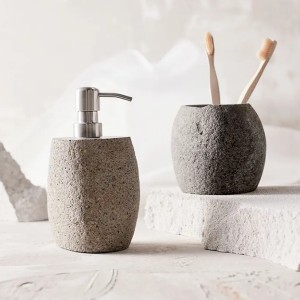 Distributeur de savon Valley en pierre de rivière gris et naturel présentés en duo avec brosses à dents - Muubs - Woodely