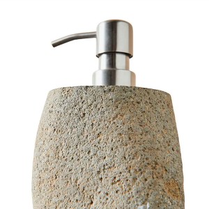 Distributeur de savon Valley en pierre de rivière gris avec pompe inox, vue de face sur fond blanc - Muubs - Woodely