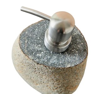 Détail de la pompe en inox et de la surface brute en pierre de rivière du distributeur Valley - Muubs - Woodely