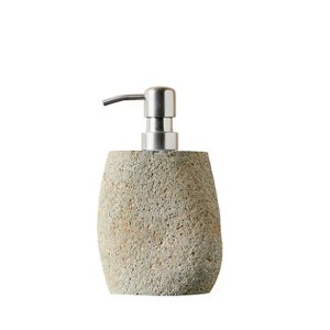 Distributeur de savon Valley en pierre de rivière gris naturel avec pompe inox, vue de face - Muubs - Woodely