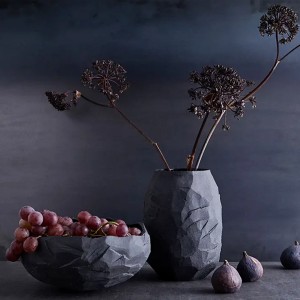 Vase Kuri en céramique stone avec branches fleuries séchées et bol de baies, ambiance sombre - Muubs - Woodely