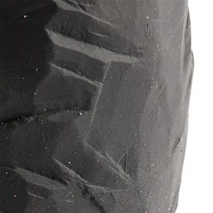 Détail de la surface taillée et angulaire du vase Kuri en céramique stone gris - Muubs - Woodely
