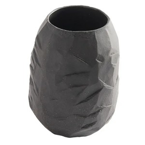 Vase Kuri en céramique stone gris vu de trois quarts, détail de l'ouverture et du relief sculpté - Muubs - Woodely