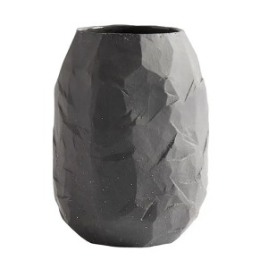 Vase Kuri en céramique stone gris ardoise avec surface sculptée irrégulière, vue de face - Muubs - Woodely