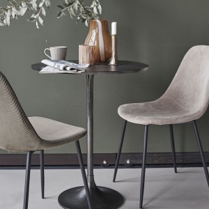 Détails Subtils : La Texture Rafinée de la Table Ronde House Doctor