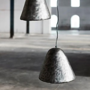 Suspension Hima – Lampe en Acier Martelé, Design Unique et Contemporain