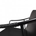 La chaise Boto noire et ses accoudoirs travaillés sera parfaite pour apporter une touche de modernité à votre intérieur