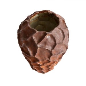 Vase Soil en céramique rust vu de trois quarts, détail de l'ouverture et du relief écaillé - Muubs - Woodely