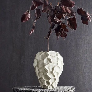 Vase Soil vanilla avec branchages aux feuilles bordeaux, posé sur fond sombre - Muubs - Woodely