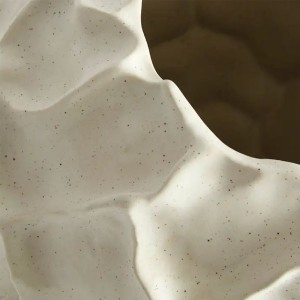 Détail de la surface facettée et organique du vase Soil en céramique vanilla - Muubs - Woodely