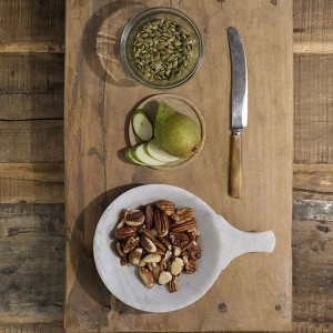 Bol marbre avec anse en ambiance repas sur table en bois - Trademark Living - Woodely