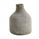 Vase Stain Small en céramique brun gris avec texture striée et col étroit, vue de face - Muubs - Woodely