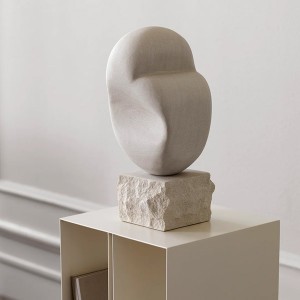 Piédestal Curved en Acier Beige – Kristina Dam