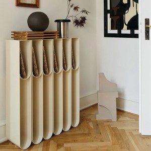 Piédestal Curved en Acier Beige – Kristina Dam