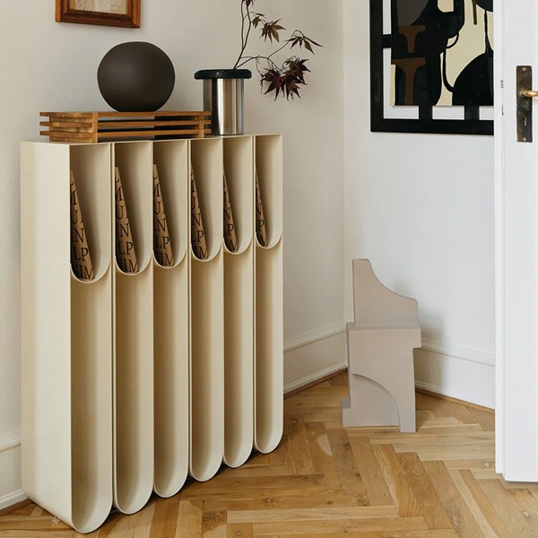 Piédestal Curved en Acier Beige – Kristina Dam