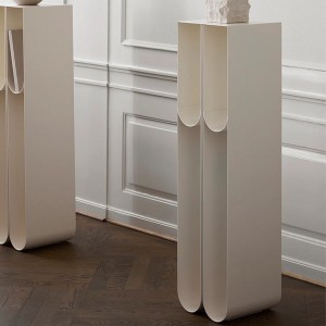 Piédestal Curved en Acier Beige – Kristina Dam