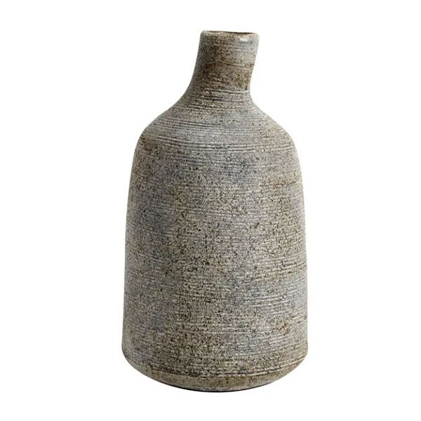 Vase Stain Large en céramique brun gris avec texture striée et col étroit, vue de face - Muubs - Woodely