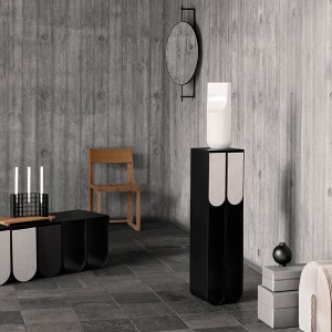 Piédestal Curved en Acier Noir – Kristina Dam