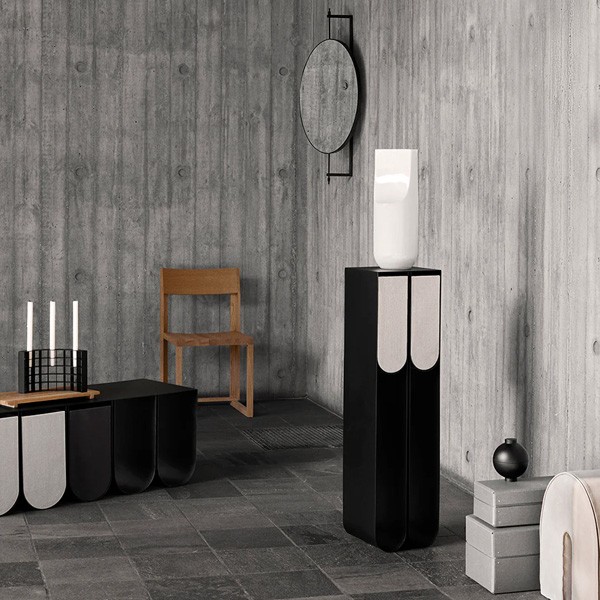 Piédestal Curved en Acier Noir – Kristina Dam