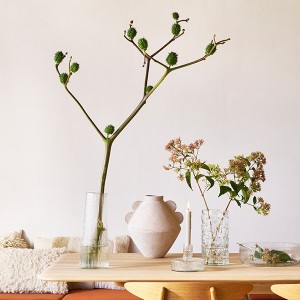 Vase Mia beige texturé avec branche fleurie ambiance naturelle - Urban Nature Culture - Woodely