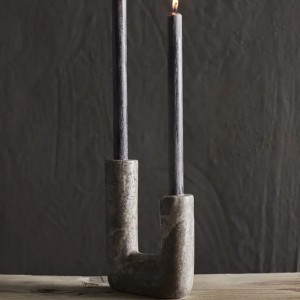Bougeoir Minerva en travertin titane présenté en duo avec bougies, ambiance minérale et sombre - Muubs - Woodely