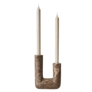 Bougeoir Minerva en travertin titane avec deux bougies blanches, vue de face sur fond neutre - Muubs - Woodely