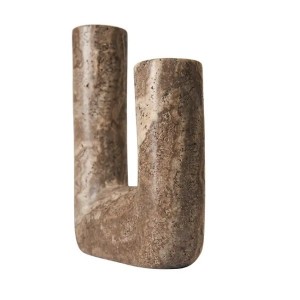 Bougeoir Minerva en travertin titane vu de trois quarts, détail de la texture et de la forme en U - Muubs - Woodely