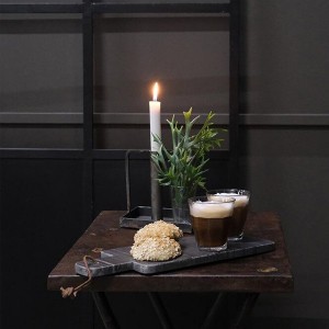 Planche marbre gris avec lanière cuir ambiance dîner aux bougies - Trademark Living - Woodely