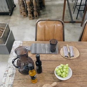 Planche à découper marbre gris taille S avec lanière cuir - Trademark Living - Woodely