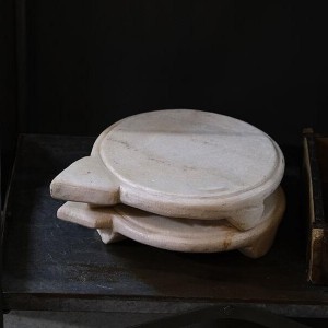 Plateau chapati marbre blanc et gris ambiance élégante fond sombre - Trademark Living - Woodely